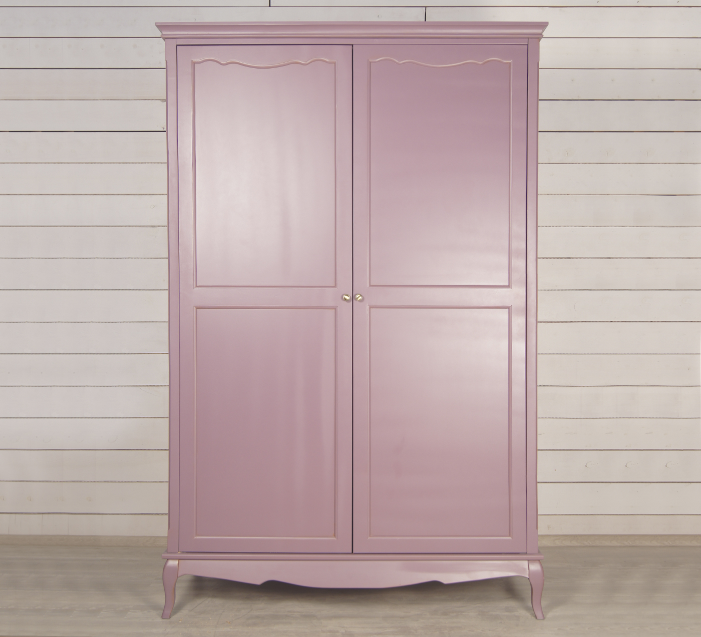 Шкаф Leontina lavanda для одежды Шкаф Leontina lavanda для одежды<br><br>Цвет: Лавандовый<br>Глубина, см: 60<br>Высота, см: 205<br>Ширина, см: 130<br>Материал: Массив березы<br>Вес: 90 кг<br>Стиль: Прованс<br>Дизайн: Франция<br>Назначение: Для одежды<br>Конструкция: платяной<br>Количество дверей: 2<br>Ножки: с гнутыми ножками<br>Опора: На ножках<br>Коллекция: Leontina