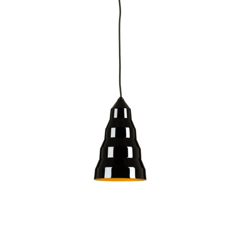Подвесной светильник Step Light - Tall Подвесной светильник Step Light - TallКонический подвесной светильник Step Light — Fat сделан из твердой полированной меди, дающей теплый мягкий свет. Внутренние и внешние поверхности светильника Step Light — Fat покрыты лаком для предотвращения окисления. Подвесной светильник Step Light – Tall работы современного британского дизайнера Тома Диксона (Tom Dixon) представляет собой вытянутую в виде конуса концентрическую конструкцию. За счёт того, что светильник выполнен из блестящего металла, покрытого лаком с внутренней и внешней стороны, он отбрасывает блики даже в выключенном состоянии. Продуманное сочетание цветов и оригинальная форма абажура делают подвесной светильник Step Light – Tall подходящим как для коммерческих, так и жилых помещений в стиле лофт, хай-тек или эклектика. Чёрный абажур впишется в любые цветовые схемы вашего интерьера<br><br>Высота, см: 120<br>Диаметр: 20<br>Мощность ламп: 40<br>Тип лампочки: E27<br>Количество ламп: 1<br>Абажур: Алюминий