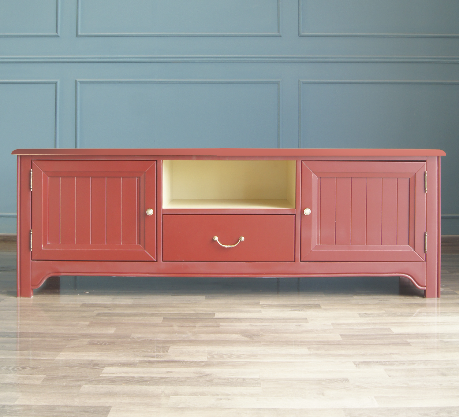 Консоль под TV Bordo Консоль под TV Bordo<br><br>Цвет: Красный<br>Глубина, см: 45<br>Высота, см: 55<br>Ширина, см: 160<br>Материал: Массив березы<br>Форма: Прямоугольные<br>Дизайн: Франция<br>Назначение: Под TV<br>Количество ящиков: 1<br>Количество дверей: 2<br>Опора: На ножках<br>Коллекция: Bordo<br>Характеристики: С дверками