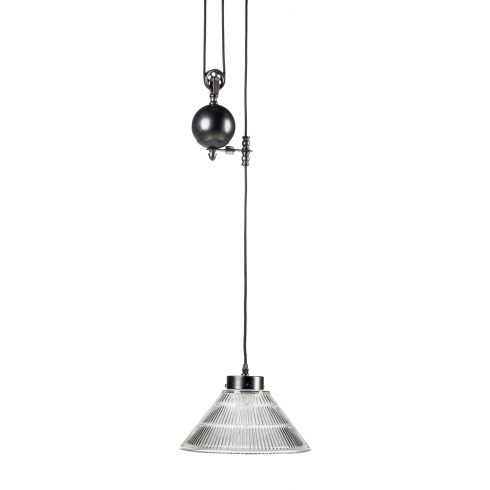 Подвесной светильник Pulley Glasscone Подвесной светильник Pulley GlassconeКогда-то в старинных светильниках лебедка была вещью необходимой, иначе как по-другому было поднять наверх тяжелые свечи, которые использовались в люстрах? С изобретением электричества подъемные механизмы не ушли в небытие, а перепрофилировались — с их помощью стали чистить сложные хрустальные конструкции люстр, канделябров и светильников. Ну а в нашу эру высоких технологий лебедка не столько практичная вещь, которая поддерживает люстру и помогает регулировать ее высоту, но главным образом элемент декора. Изобретательные дизайнеры давно уже используют подъемный механизм для создания самых разнообразных и оригинальных светильников, крепя на него необычные абажуры и украшения. Так, подвесной светильник Pulley Glasscone с его стальной лебедкой напоминает сложные механизмы в старинных замках или алхимических лабораториях, а прозрачный лаконичный абажур из стекла уравновешивает конструкцию. Такой светильник будет отлично смотреться в спальне или на кухне для создания интерьера «под старину» — времен рыцарей, средневековых замков и монастырей. При этом он не лишен и налета актуального промышленного стиля, вызывая ассоциации с механизмами и транспортерами старинной итальянской мануфактуры.<br><br>Высота, см: 20<br>Диаметр: 25<br>Вес: 4,63<br>Тип лампочки: E27<br>Количество ламп: 1<br>Абажур: Стекло