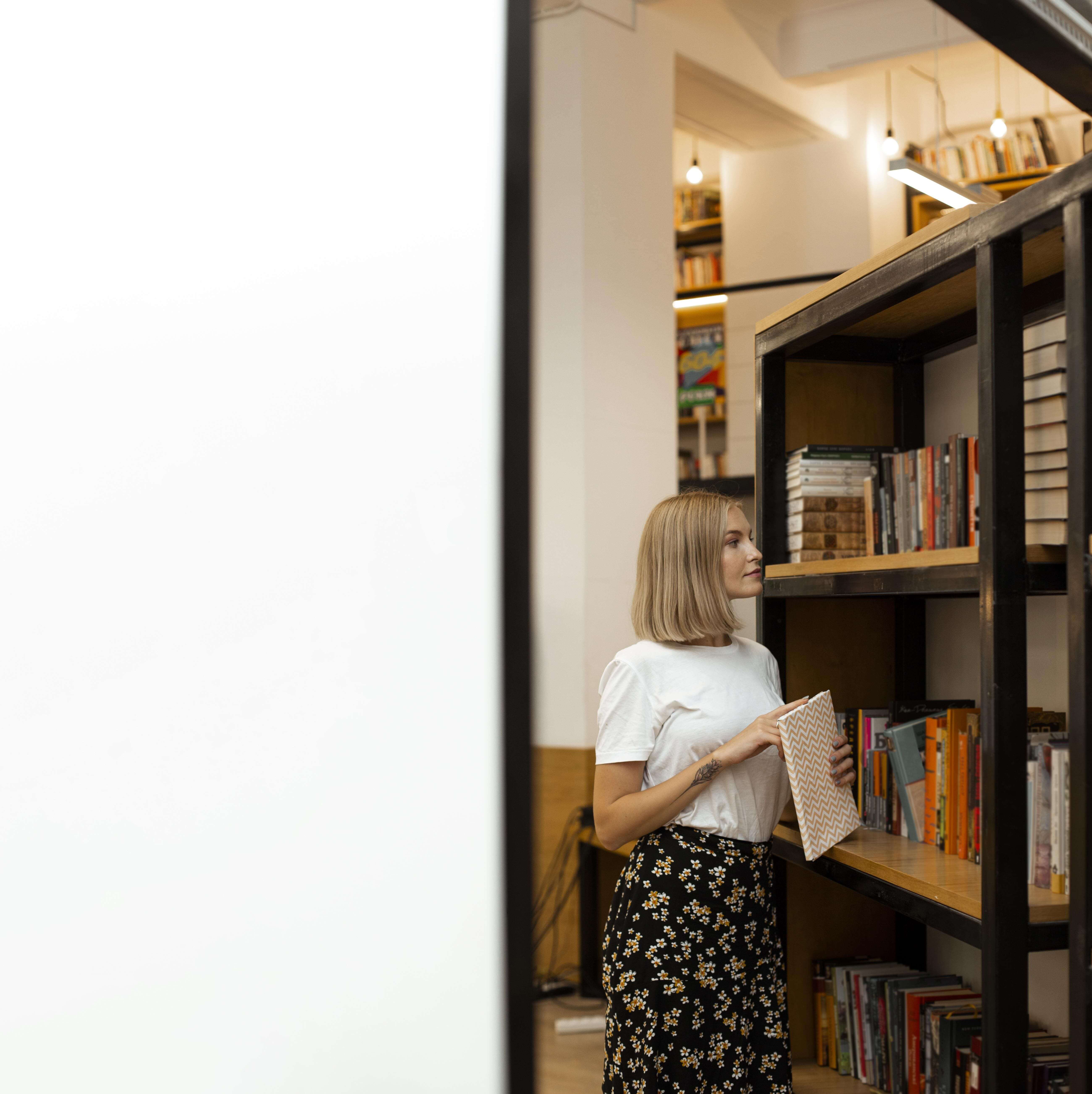 Книжные шкафы в интерьере