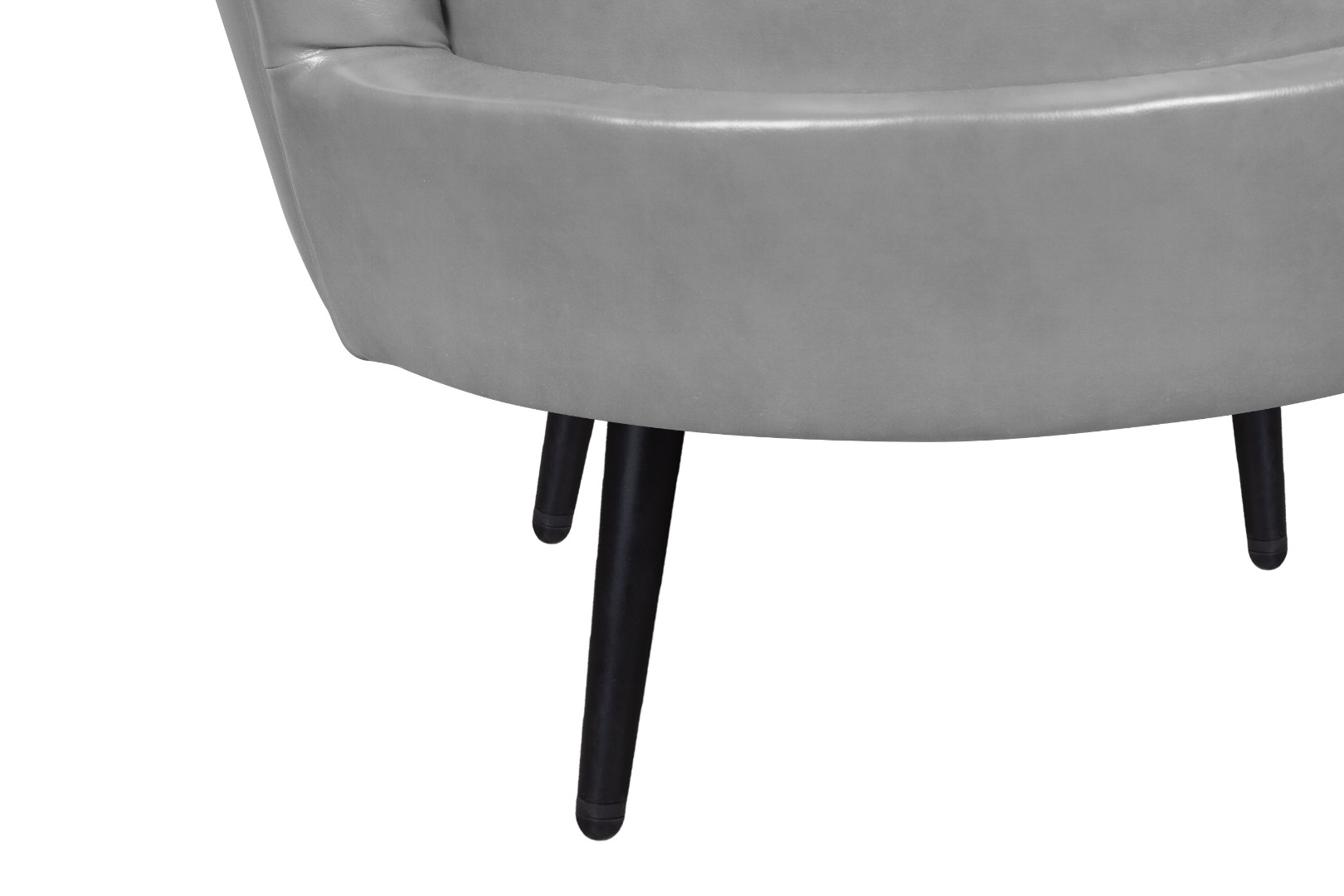 фото Низкое кресло ракушка Pearl Grey V2 на черных ножках в интерьере