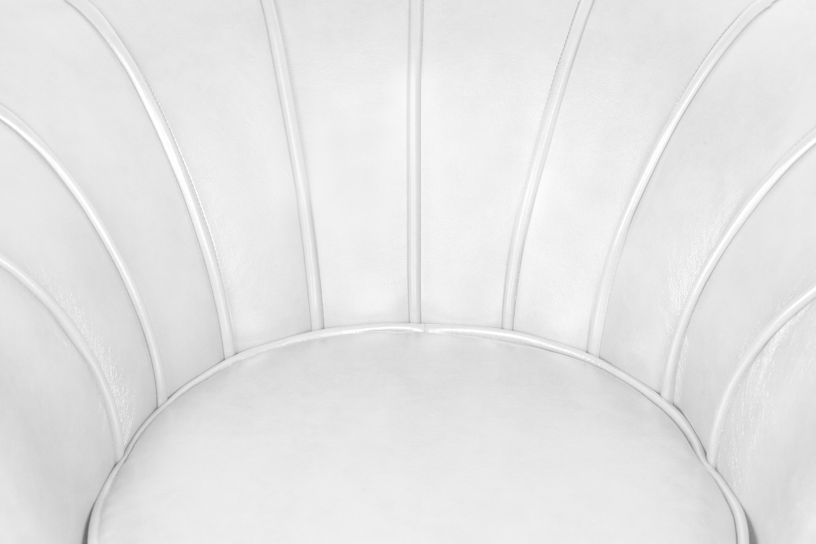 Низкое кресло Pearl White в интерьере