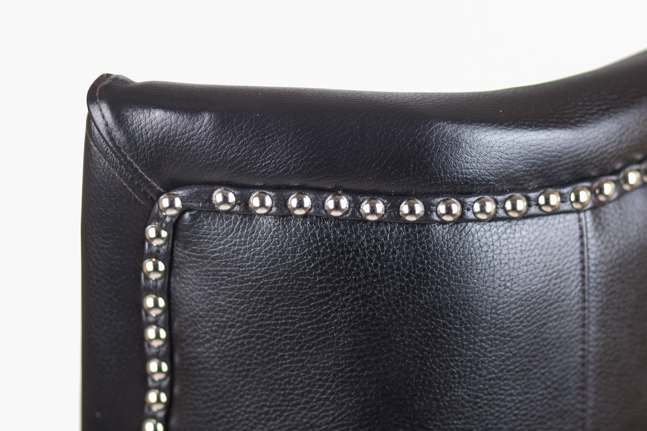 Кожаное кресло каминное Chester Black Leather в интерьере