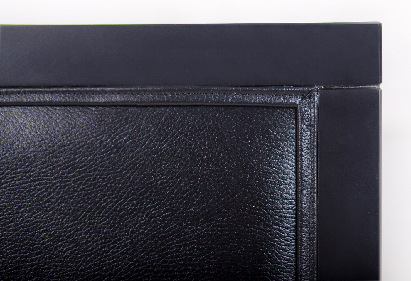 Классическое американское кресло Colin Black Leather в интерьере