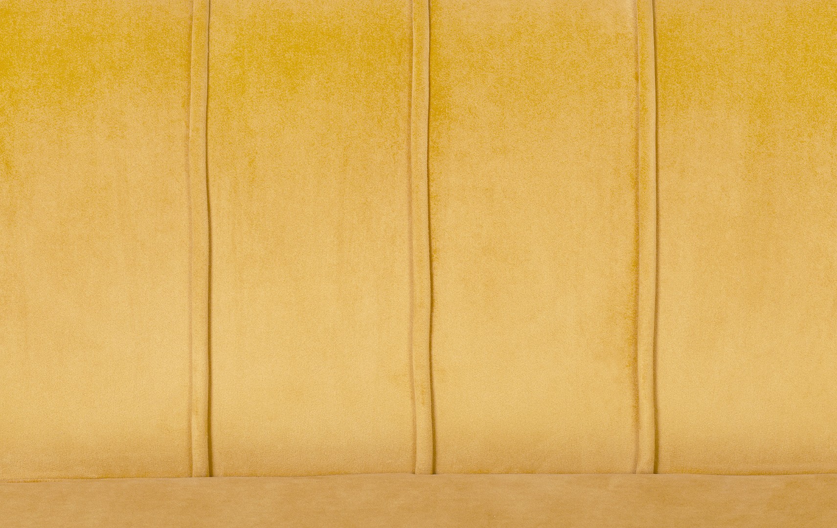 Дизайнерский диван Pearl Triple Yellow на черных ножках в интерьере