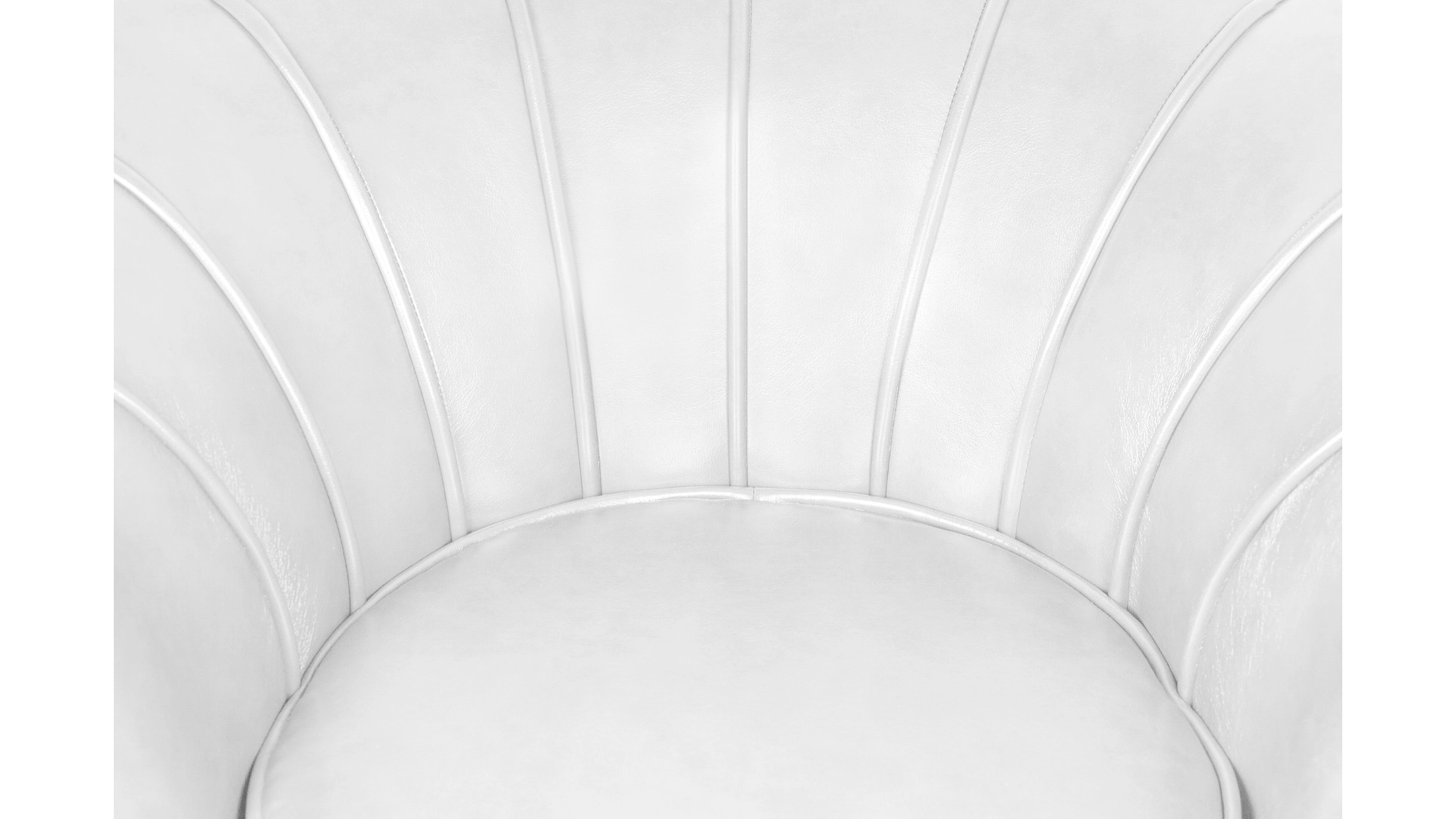 Низкое кресло ракушка Pearl White на черных ножках в интерьере в Москве Низкое кресло ракушка Pearl White на черных ножках в интерьере