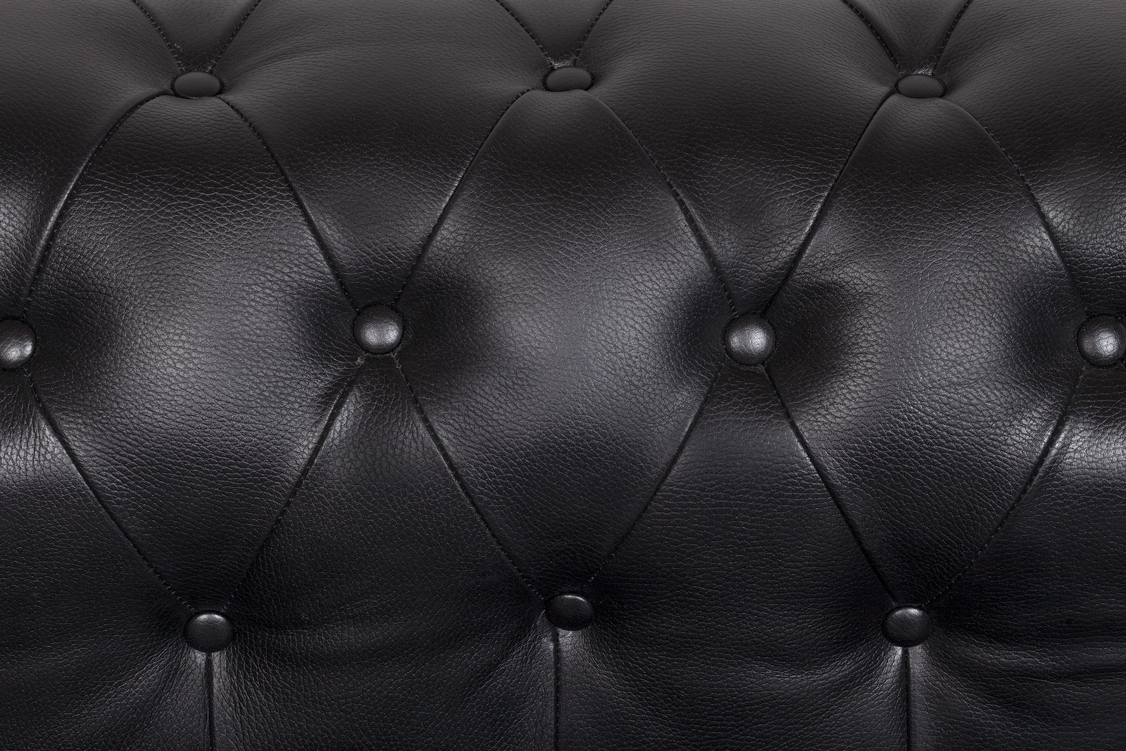 фото Диван из черной кожи Chesterfield Black Leather 2S в интерьере