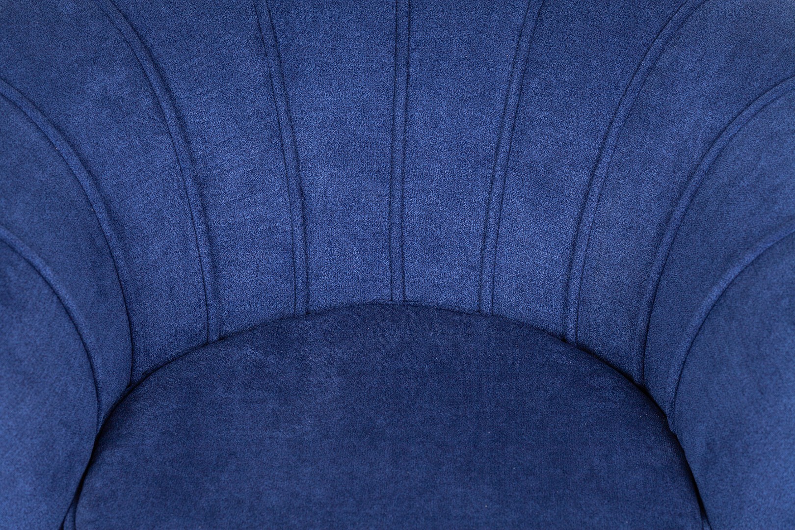 Низкое кресло Pearl Blue в интерьере