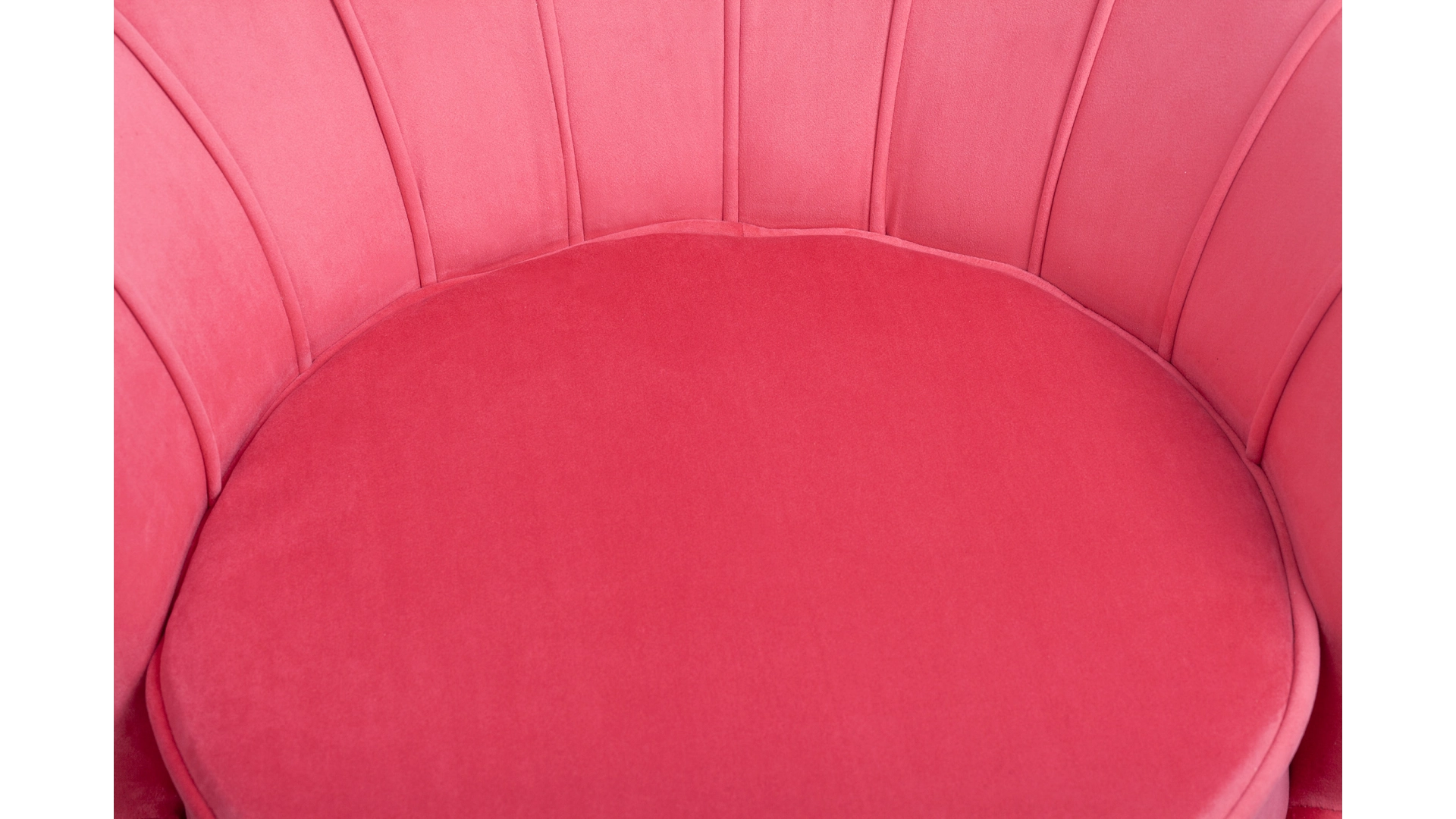 Низкое кресло ракушка Pearl Karmin на черных ножках в интерьере в Москве Низкое кресло ракушка Pearl Karmin на черных ножках в интерьере