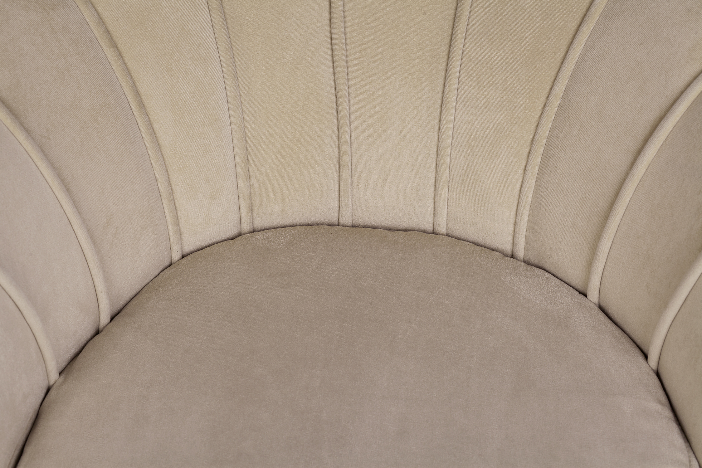 Низкое кресло ракушка Pearl Taupe в интерьере