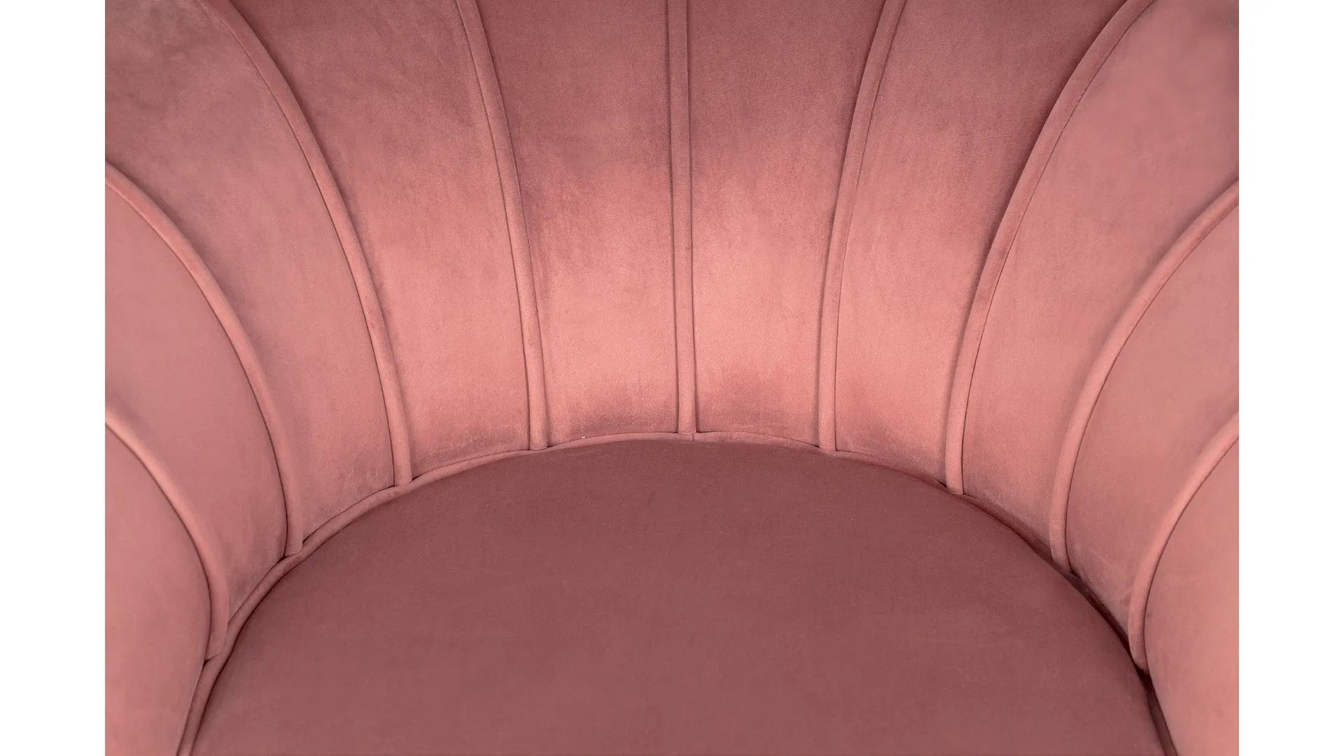 Низкое кресло ракушка Pearl Pink V3 на черных ножках в интерьере