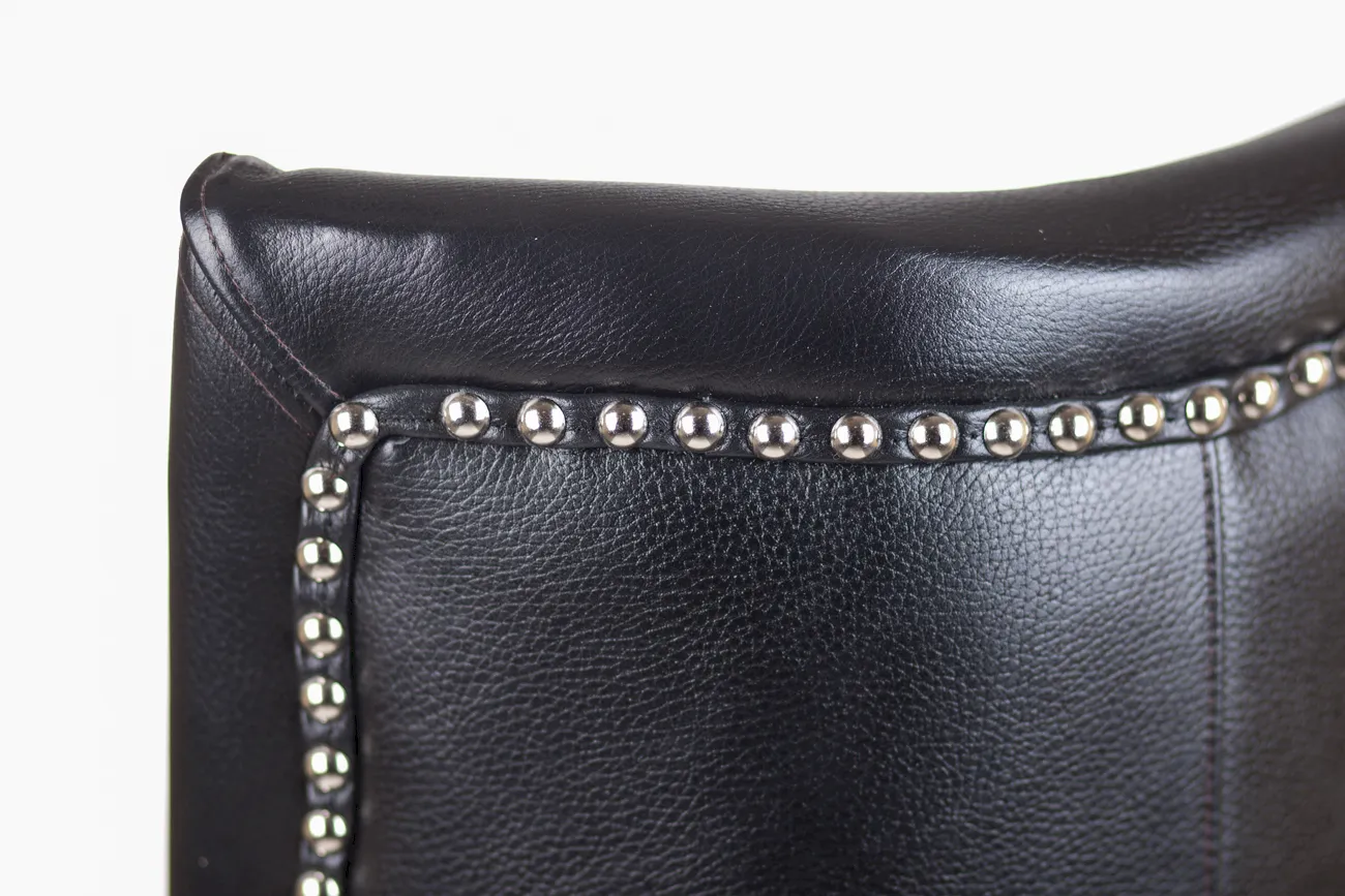 Кожаное кресло каминное Chester Black Leather в интерьере
