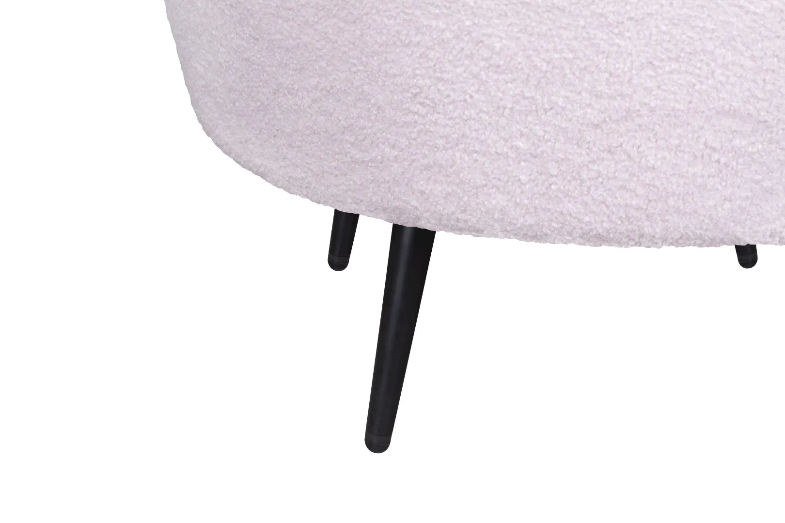 фото Низкое кресло ракушка Pearl Pink Boucle на черных ножках в интерьере