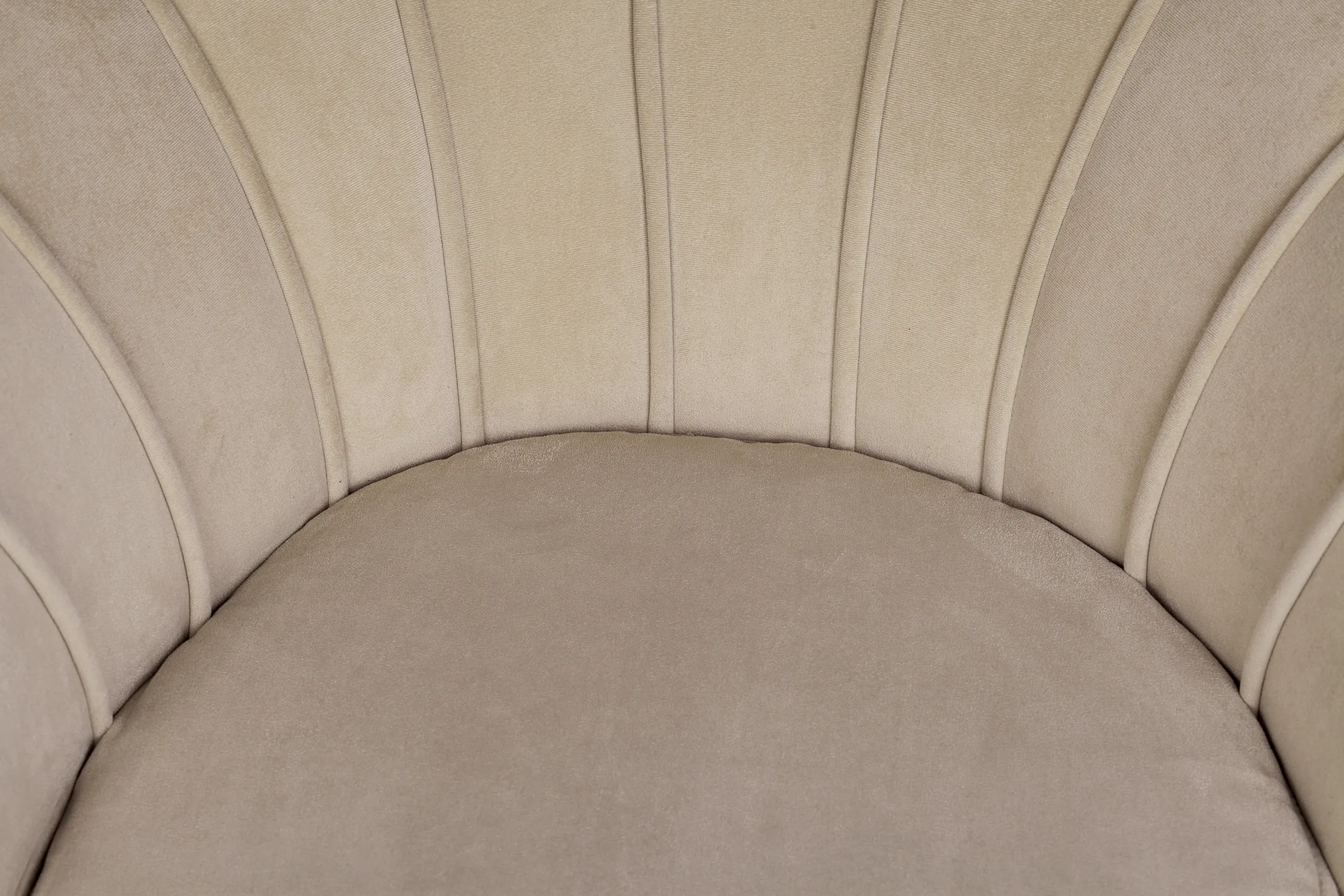 Низкое кресло ракушка Pearl Taupe в интерьере в Москве Низкое кресло ракушка Pearl Taupe в интерьере в Москве