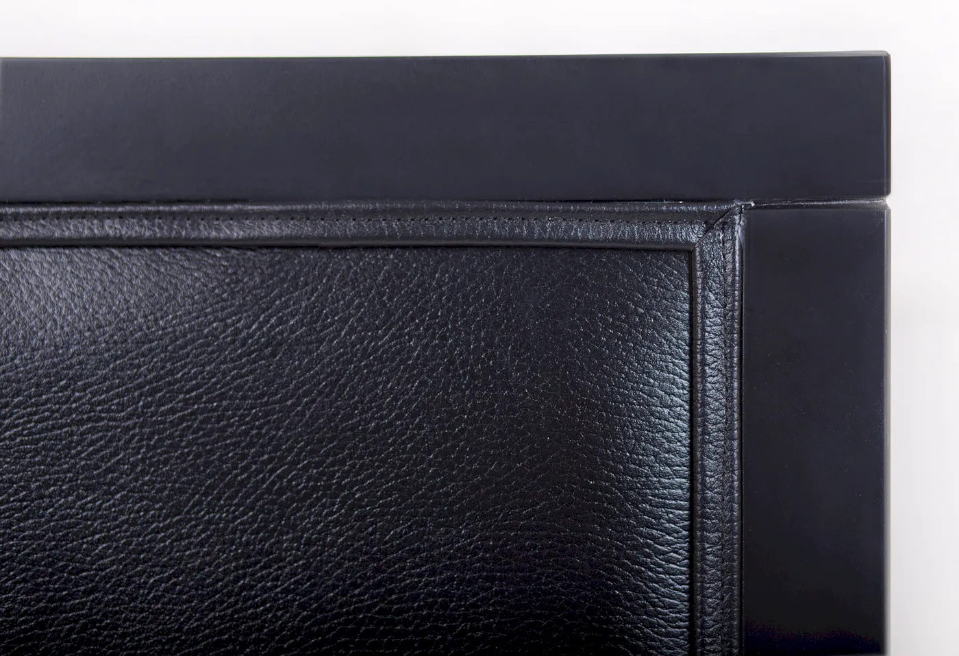 Классическое американское кресло Colin Black Leather в интерьере
