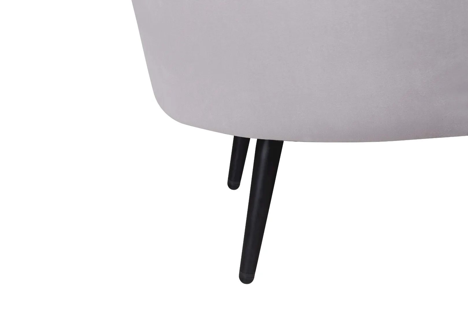 фото Низкое кресло ракушка Pearl Grey на черных ножках в интерьере