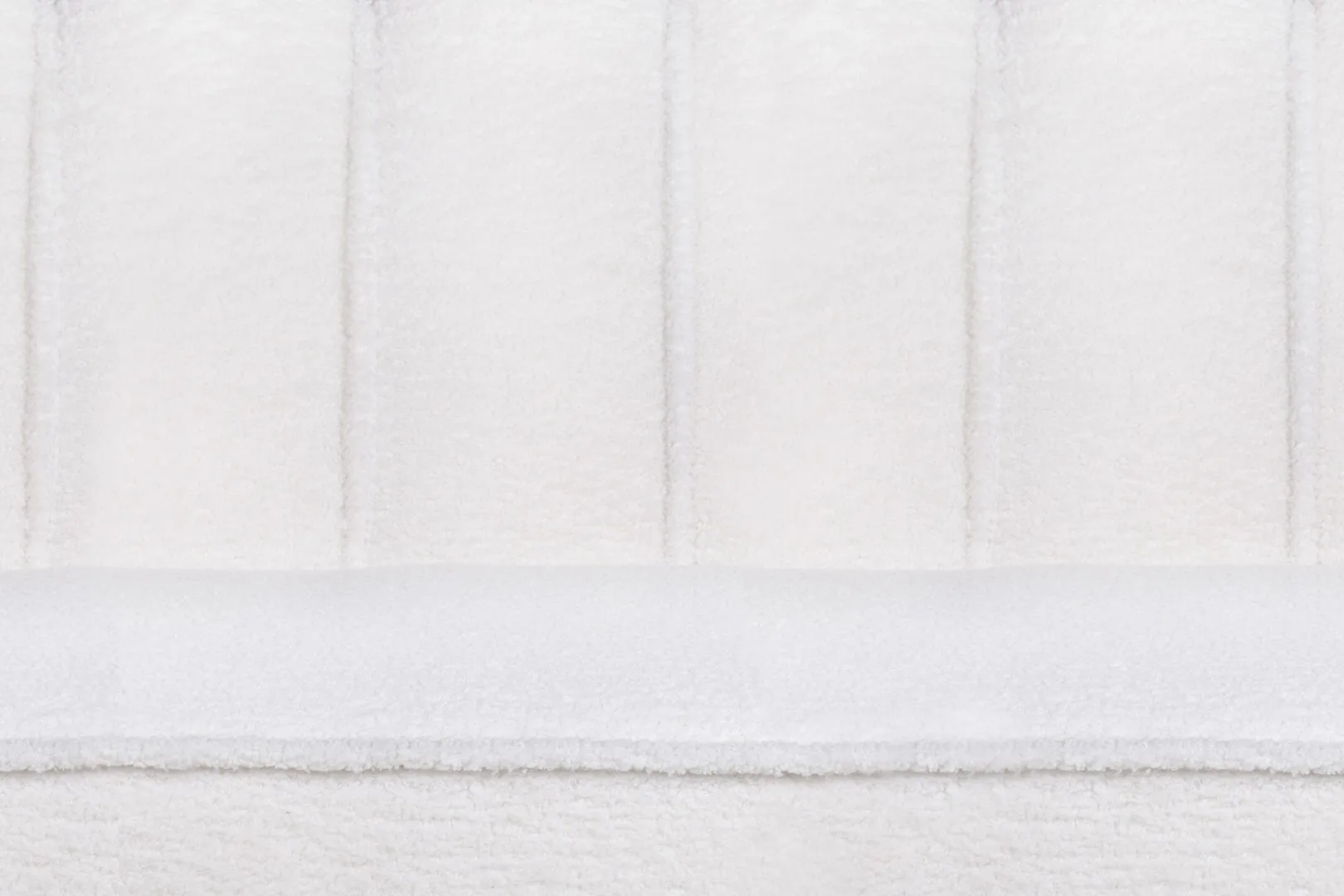 фото Двухместный диван Pearl Double Boucle на черных ножках
