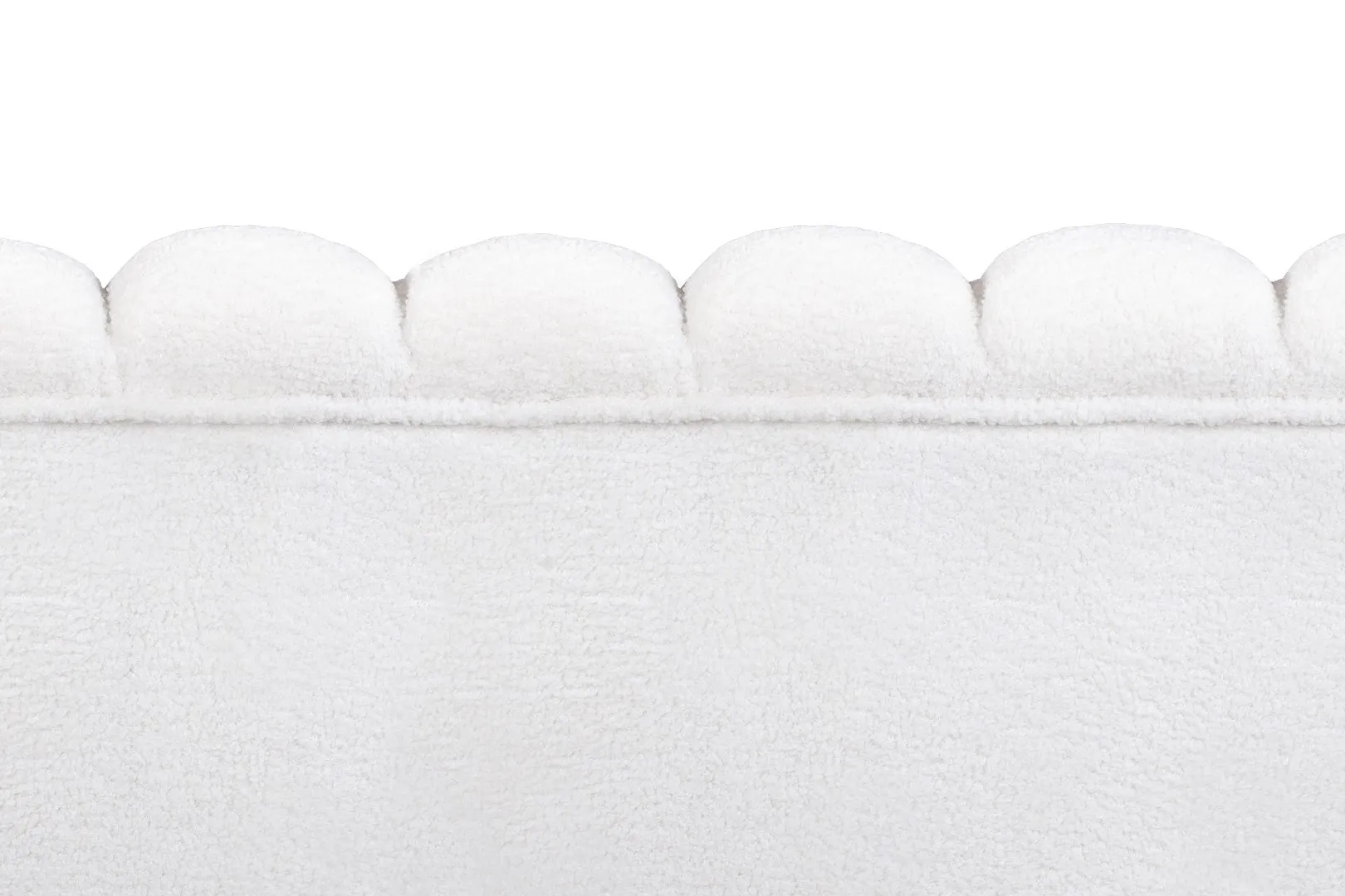 Двухместный диван Pearl Double Boucle на черных ножках в интерьере