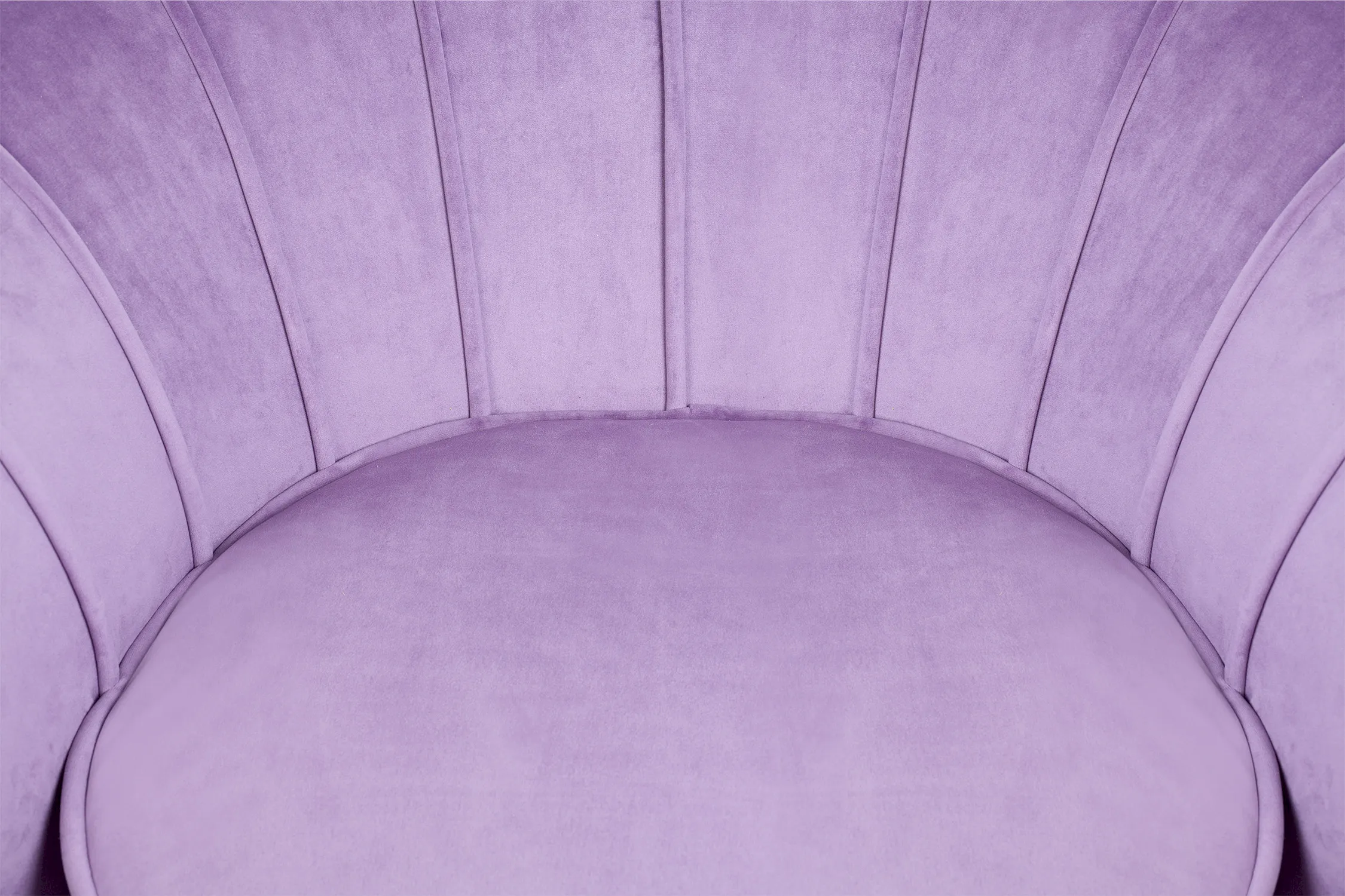 Низкое кресло ракушка Pearl Purple в интерьере в Москве