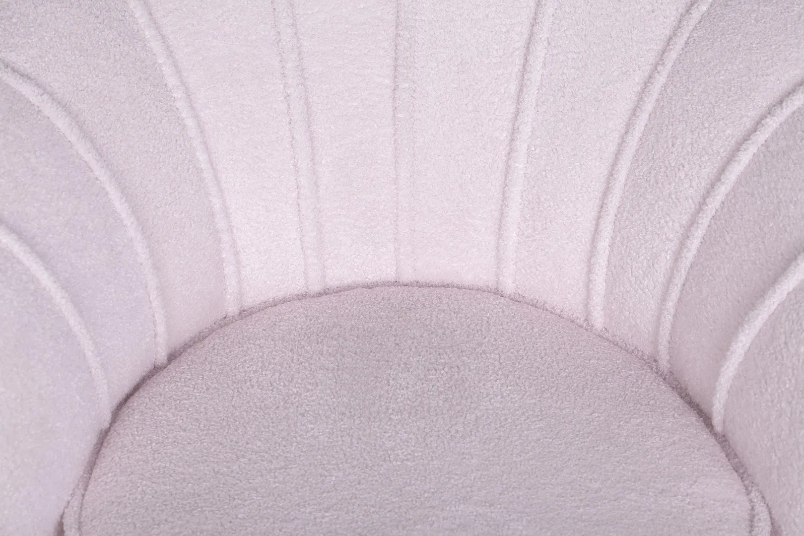 Низкое кресло ракушка Pearl Pink Boucle в интерьере в Москве
