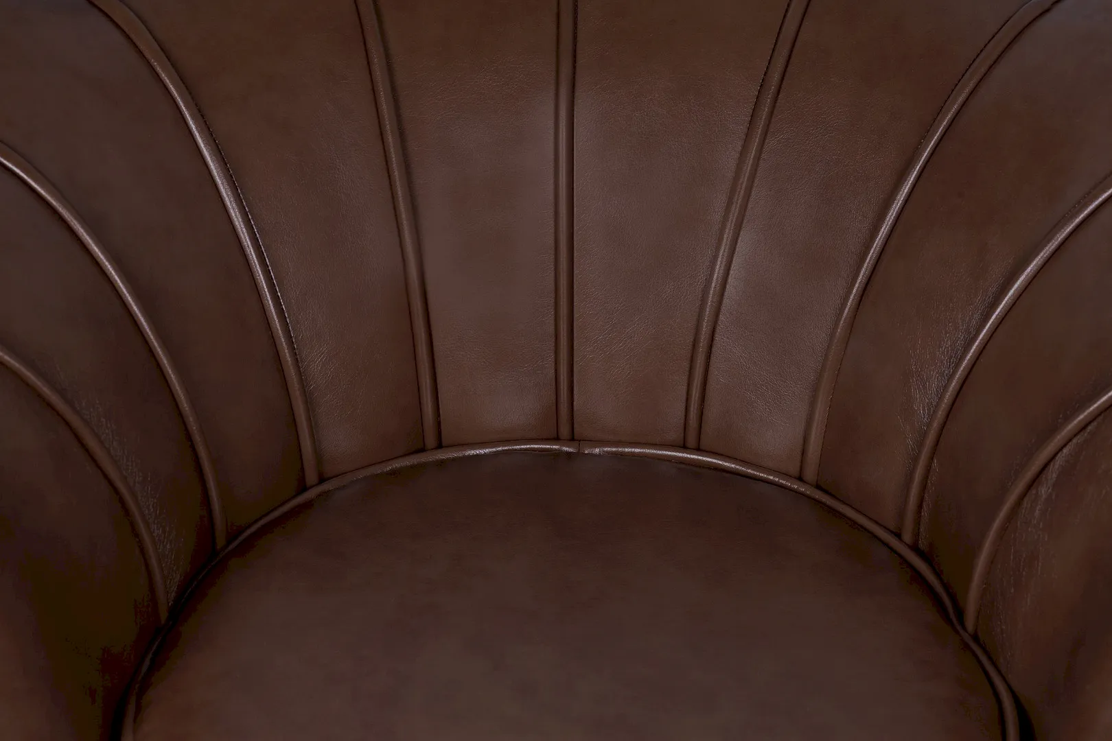 Низкое кресло ракушка Pearl Brown V2 в интерьере в Москве