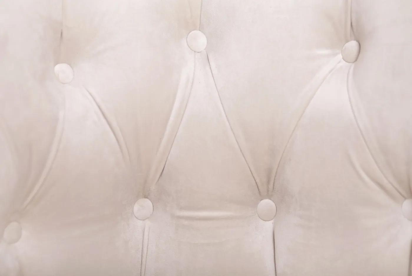 Низкое кресло Swaun Beige Velvet в интерьере в Москве