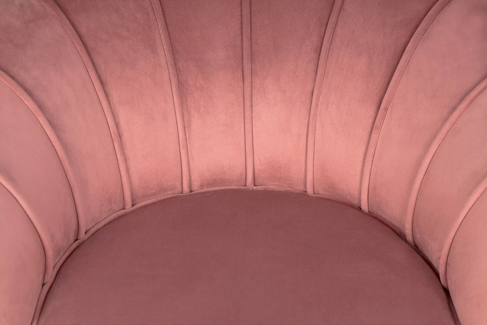 Низкое кресло ракушка Pearl Pink V3 в интерьере
