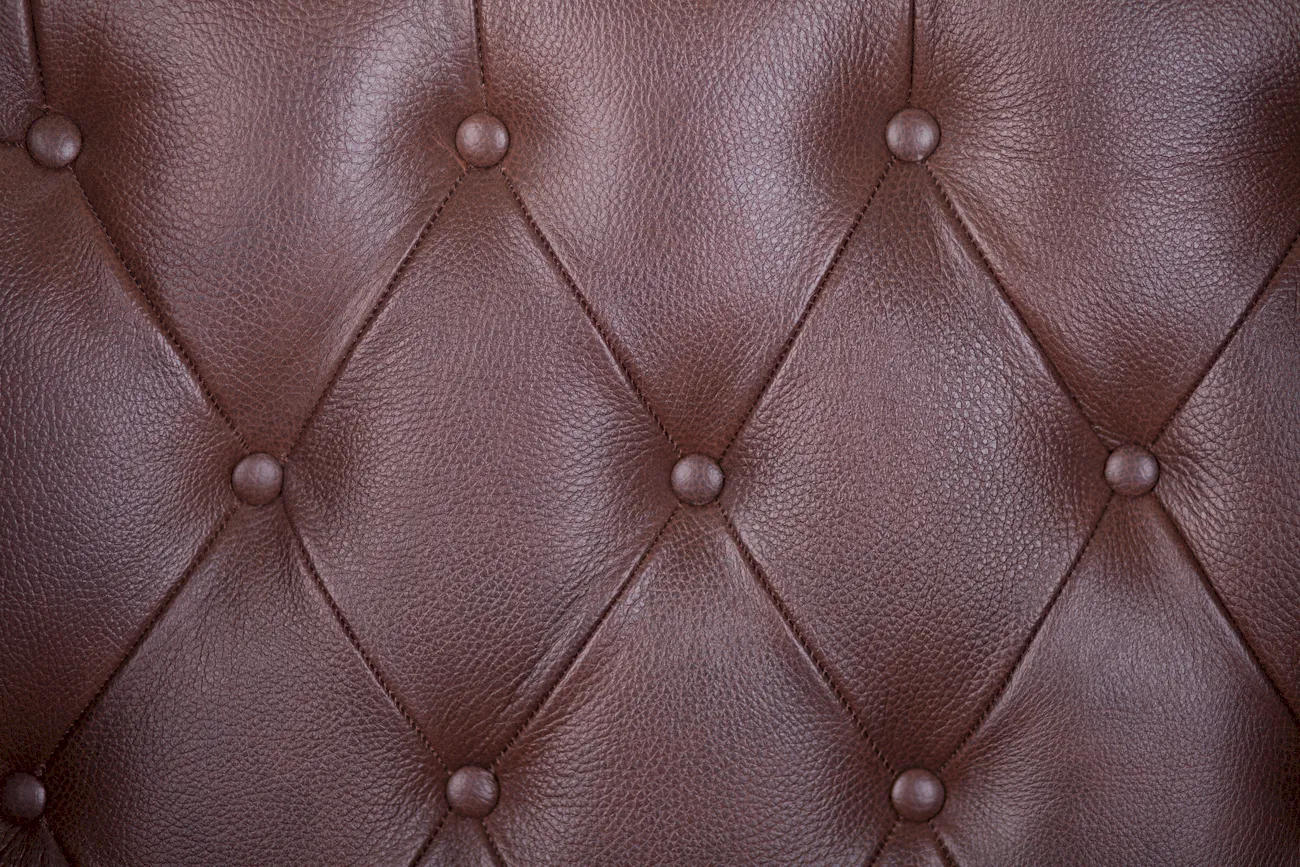 фото Каминное кожаное кресло Royal Brown в интерьере в Москве