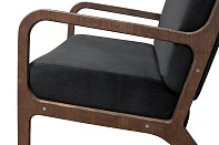 фото Низкое кресло с деревянными подлокотниками Mody Black черное в интерьере