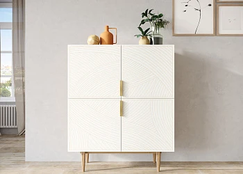 Большой комод с четырьмя дверками 