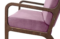 стильные Низкое кресло с деревянными подлокотниками Mody Pink розовый